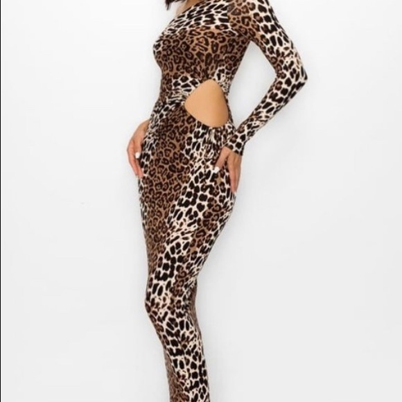 Maxi one shoulder peekaboo side beautiful dress👗 - Picture 3 of 3